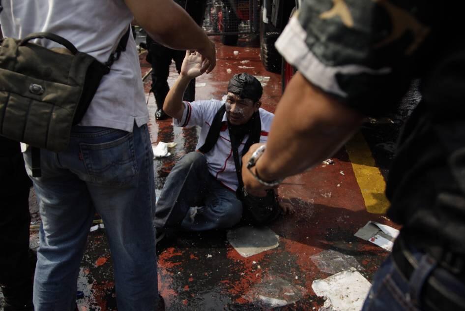 FOTO: Pendukung Prabowo Dibubarkan Polisi