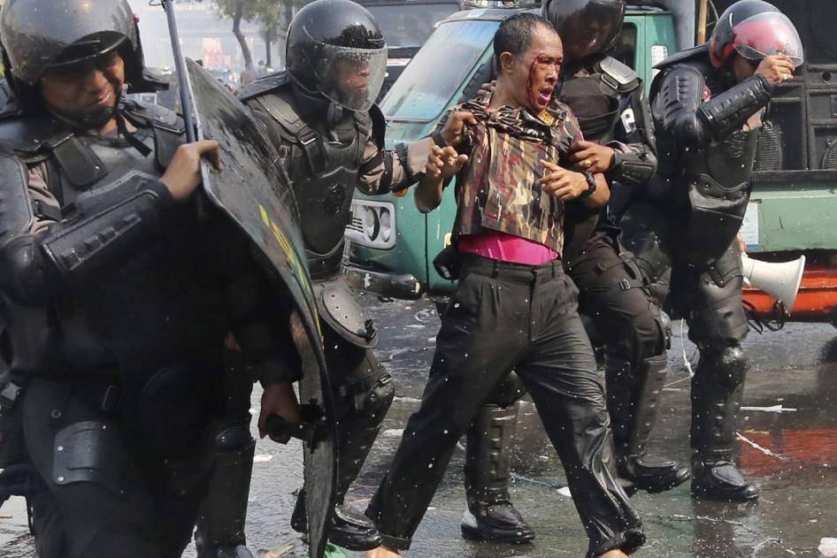 FOTO: Pendukung Prabowo Dibubarkan Polisi