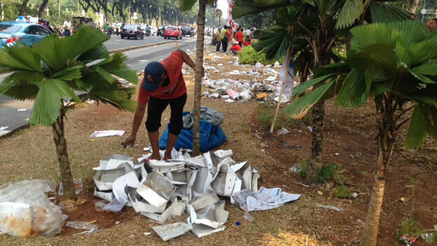 Pendukung Prabowo Mengotori Jalanan Sepanjang Monas