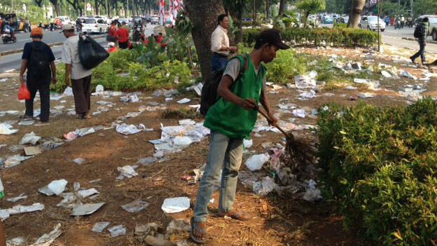 Pendukung Prabowo Mengotori Jalanan Sepanjang Monas