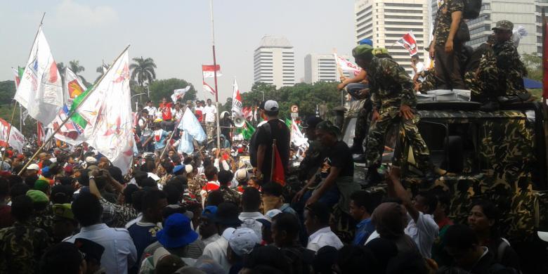 Pendukung Prabowo Mengotori Jalanan Sepanjang Monas