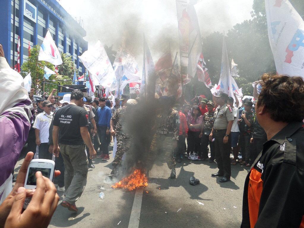 Pendukung Prabowo Mengotori Jalanan Sepanjang Monas