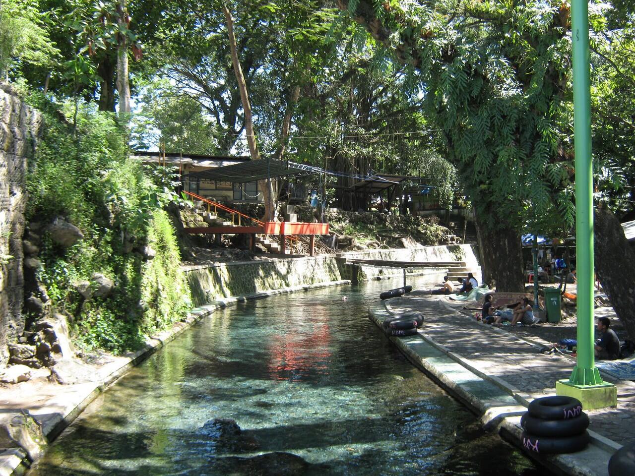 Segarnya Berenang Di Umbul Cokro Tulung, Klaten