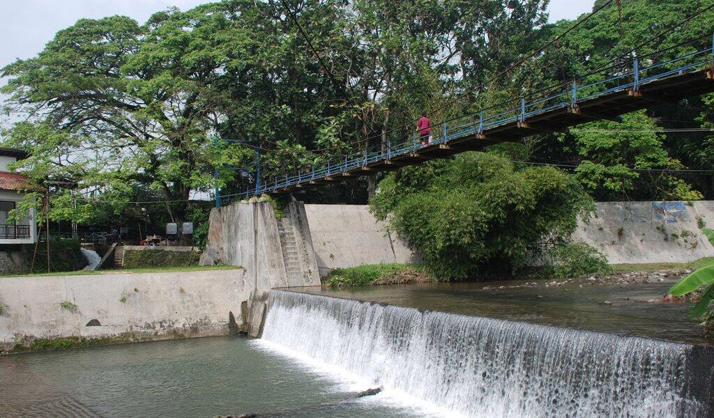 Segarnya Berenang Di Umbul Cokro Tulung, Klaten