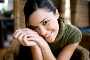 Tanda-tanda Wanita sedang Tertarik / Jatuh Cinta pada Pria