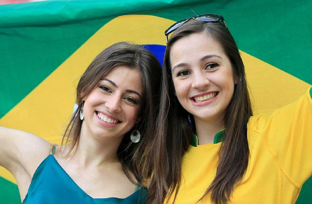 Tanda-tanda Wanita sedang Tertarik / Jatuh Cinta pada Pria