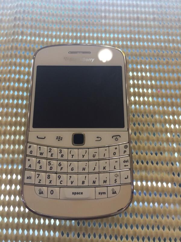 Blackberry Dakota 9900 white TAM mulus semarang