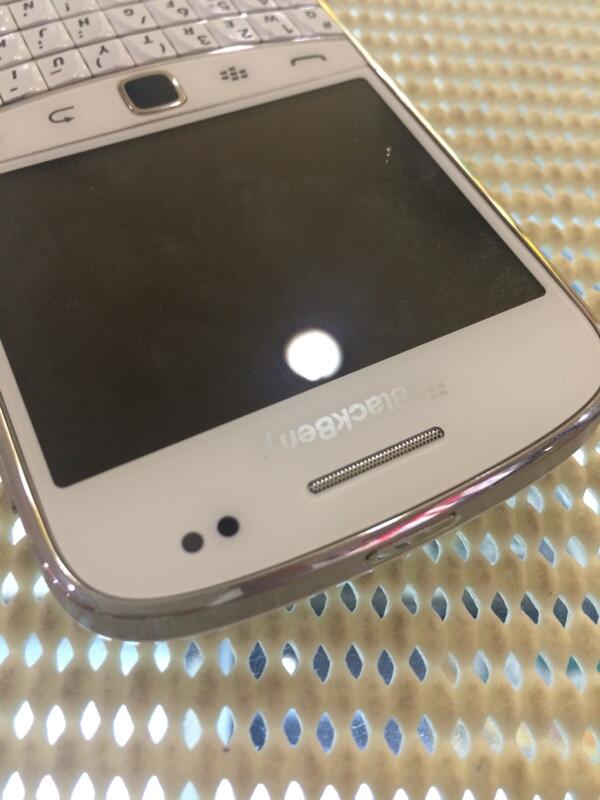 Blackberry Dakota 9900 white TAM mulus semarang