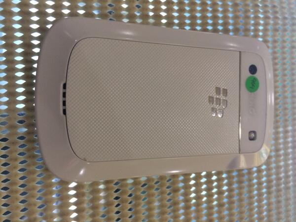 Blackberry Dakota 9900 white TAM mulus semarang