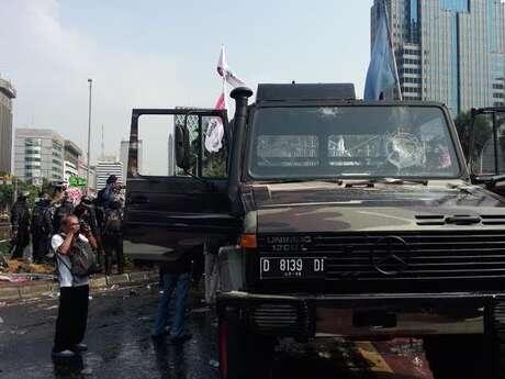 (Dari Jabar, Gan) Polisi Periksa Keaslian Pelat Nomor Unimog Pendukung Prabowo-Hatta