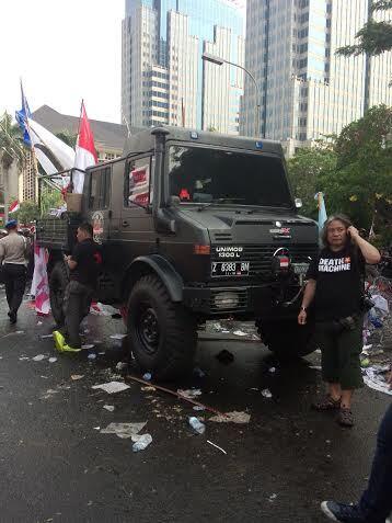 (Dari Jabar, Gan) Polisi Periksa Keaslian Pelat Nomor Unimog Pendukung Prabowo-Hatta