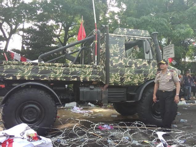 (Dari Jabar, Gan) Polisi Periksa Keaslian Pelat Nomor Unimog Pendukung Prabowo-Hatta