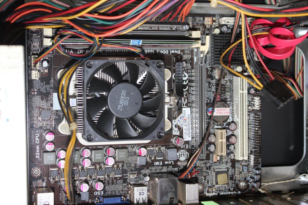 PC AMD APU A4 3300 (Radeon HD 6410) + LED AOC 15.6" + Bonus Mini Speaker (BOGOR)