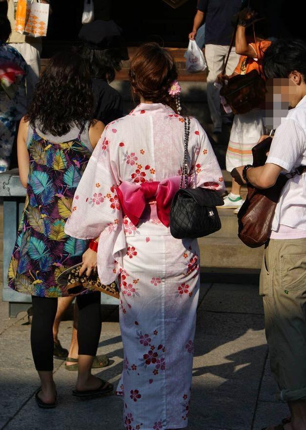(Full Mulustrasi) Kecaman Kimono Transparan Yang Sedang Trend Di Jepang
