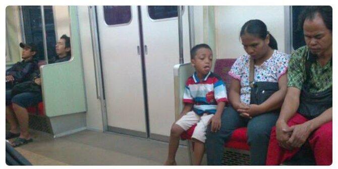 Heboh Foto Pemuda di KRL Tak Berikan Duduk Pada 2 Tunanetra