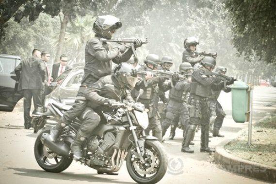 Reynold dan Black Rider disekeliling RI1.