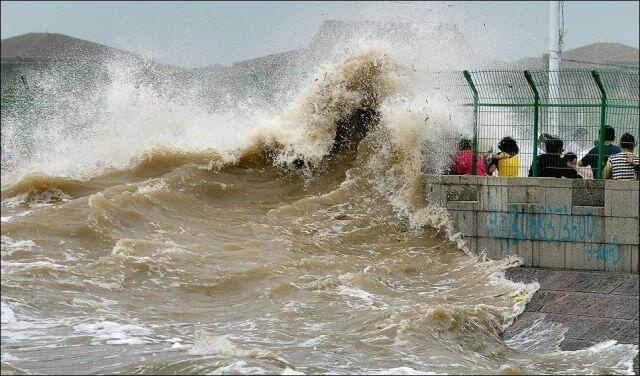 EDAN !!! Di China Tsunami Dijadikan Tontonan Warga