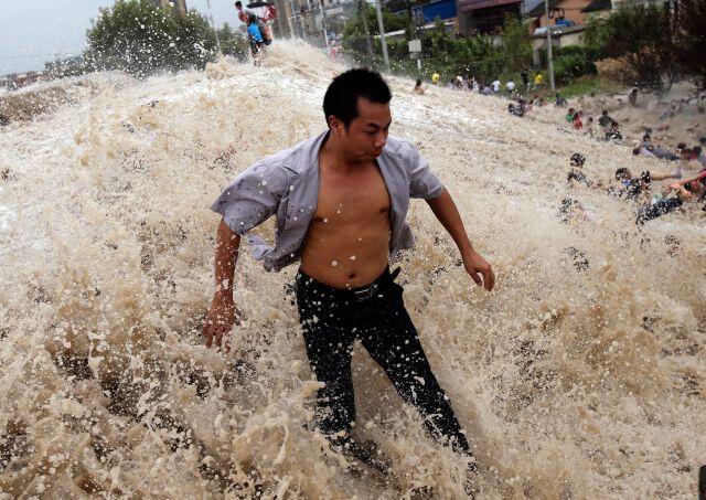 EDAN !!! Di China Tsunami Dijadikan Tontonan Warga