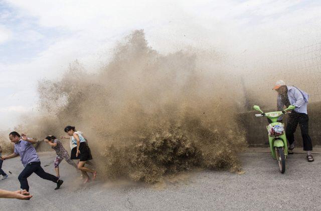 EDAN !!! Di China Tsunami Dijadikan Tontonan Warga