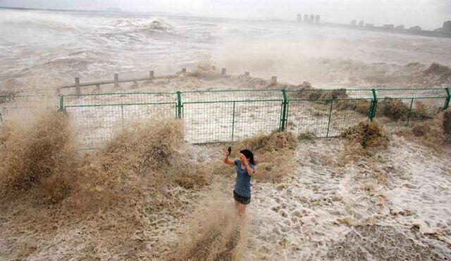 EDAN !!! Di China Tsunami Dijadikan Tontonan Warga