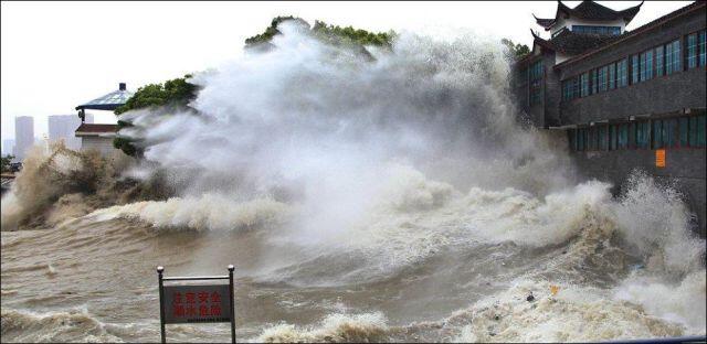 EDAN !!! Di China Tsunami Dijadikan Tontonan Warga