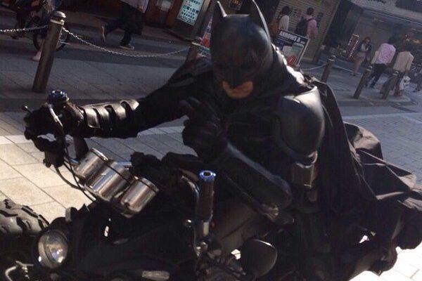 Chiba's Batman &quot;Chibatman&quot; Muncul Dijalan raya Jepang