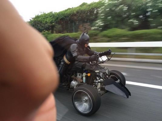 Chiba's Batman &quot;Chibatman&quot; Muncul Dijalan raya Jepang