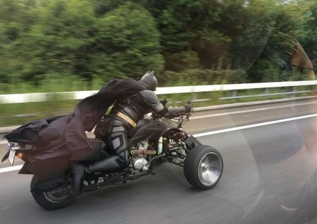 Chiba's Batman &quot;Chibatman&quot; Muncul Dijalan raya Jepang