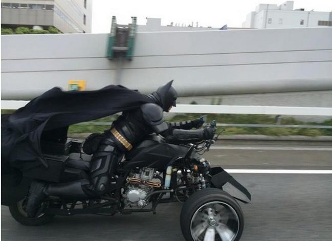 Chiba's Batman &quot;Chibatman&quot; Muncul Dijalan raya Jepang