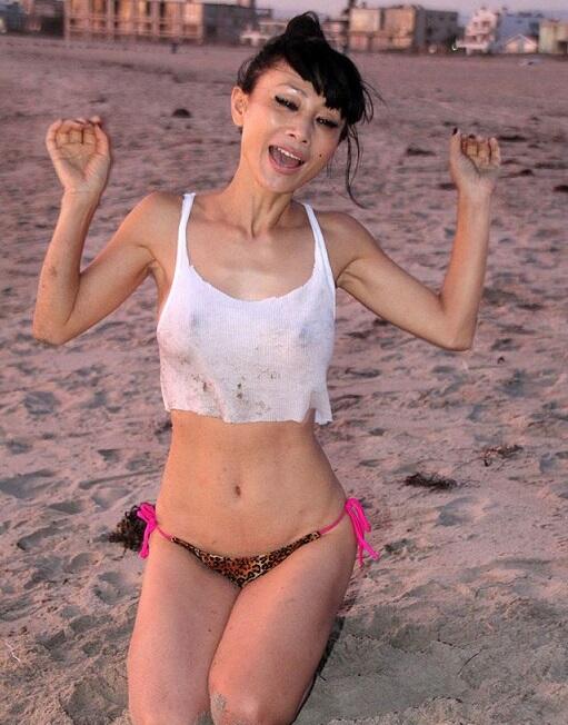 Artis &quot;Bai Ling&quot; Menerima Tantangan Ice Bucket Dengan Memakai Kaos Tipis Tanpa Bra