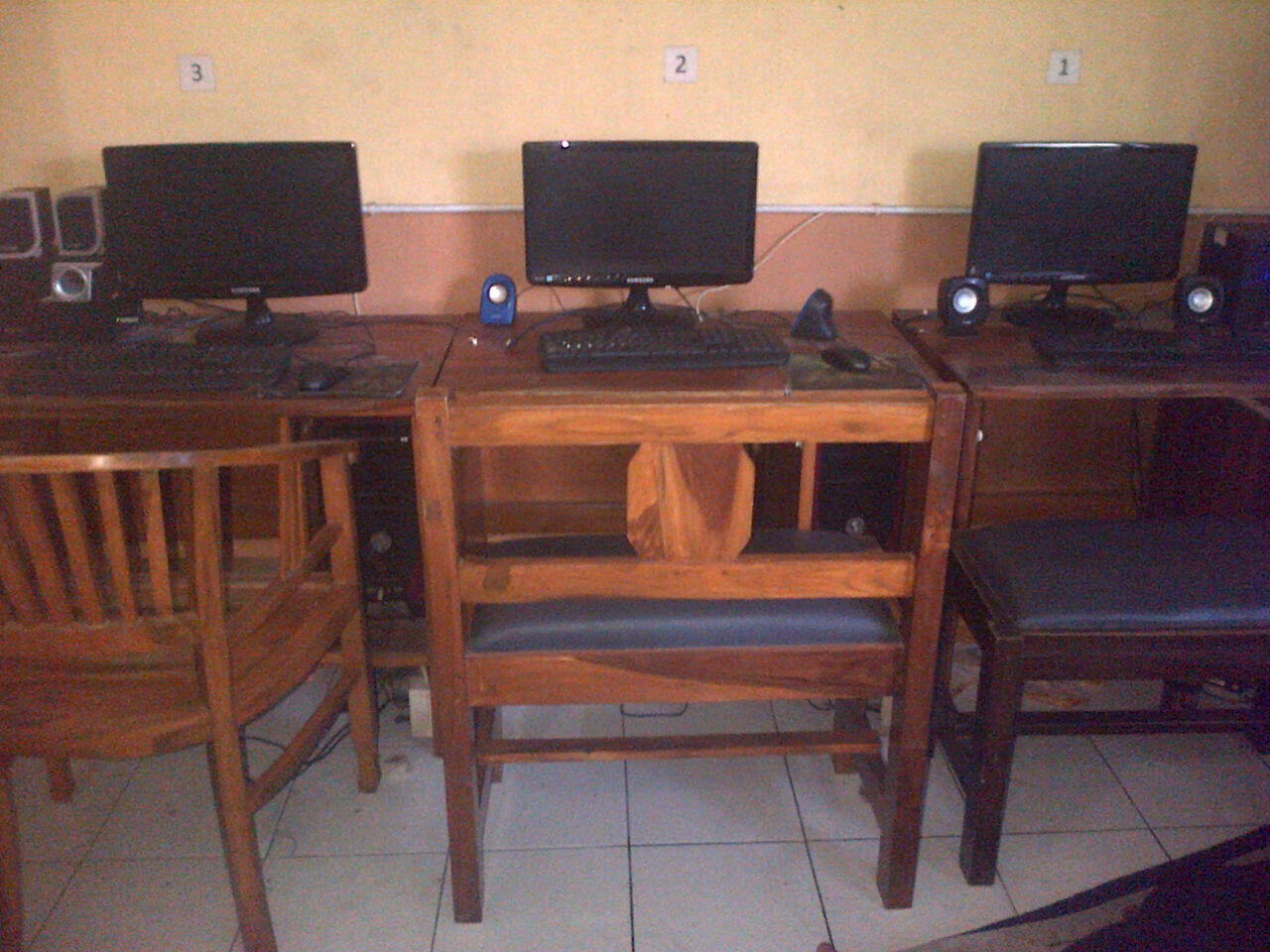 14 unit Komputer Warnet beserta kelengkapannya borongan