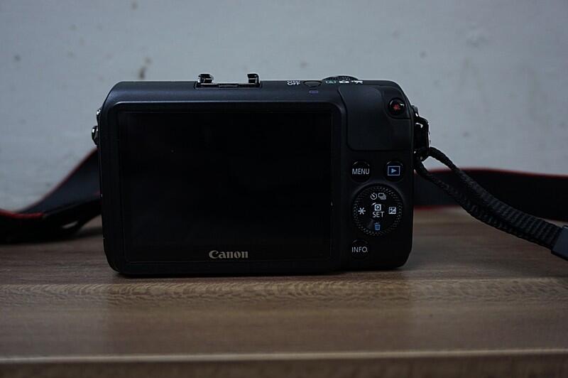 Canon EOS M Kit 3 Mulus dan Komplit