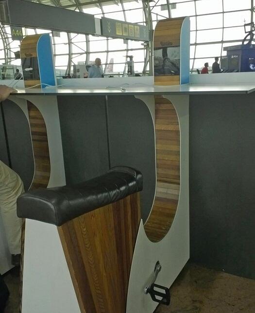 Bandara ini menyediakan fasilitas charger baterai dengan mengayuh sepeda