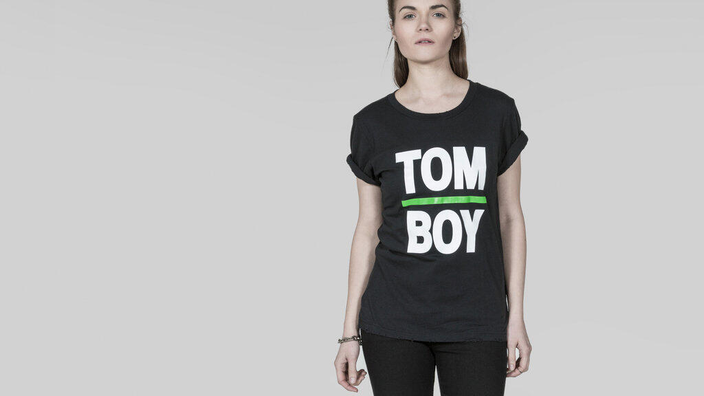 Tomboy надпись. Tomboy шрифт. Tomboy logo. Tomboy girl Mockup.