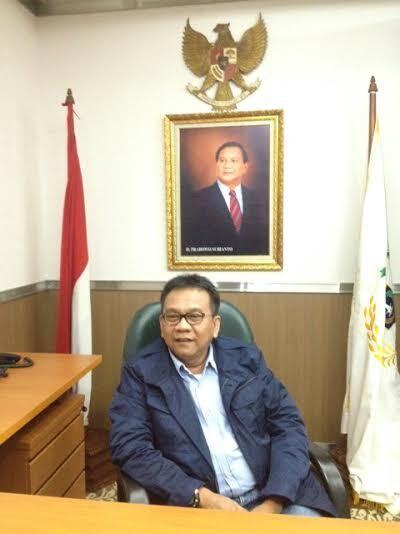 Ketua Gerindra M Taufik Pasang Foto Presiden Prabowo di DPRD DKI