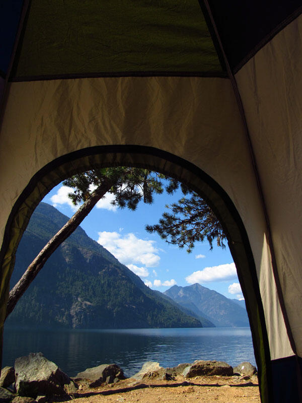 15 Penampakan Kenapa Agan Gak Bakalan Nyesel Tidur di Tenda