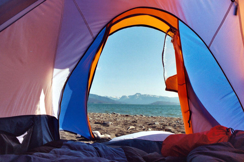 15 Penampakan Kenapa Agan Gak Bakalan Nyesel Tidur di Tenda
