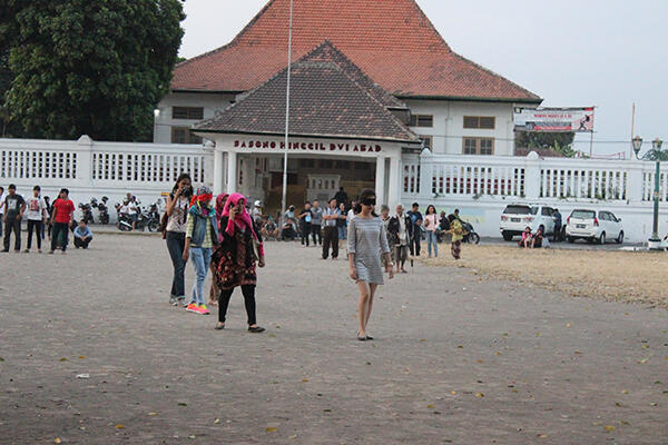 fenomena mitos tutup mata di pohon beringin kembar alkid jogjakarta