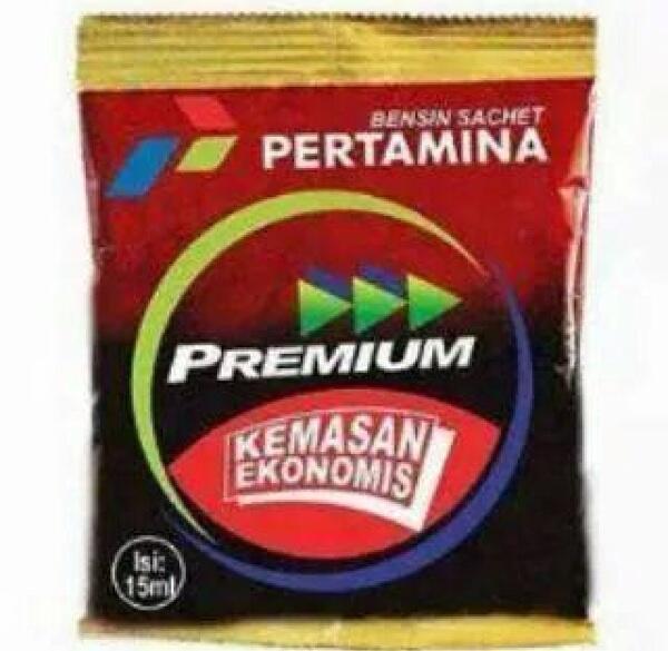 Pertamina mengeluarkan bensin sachet gan harus diliat..!! biar pada gak ngantri bbm