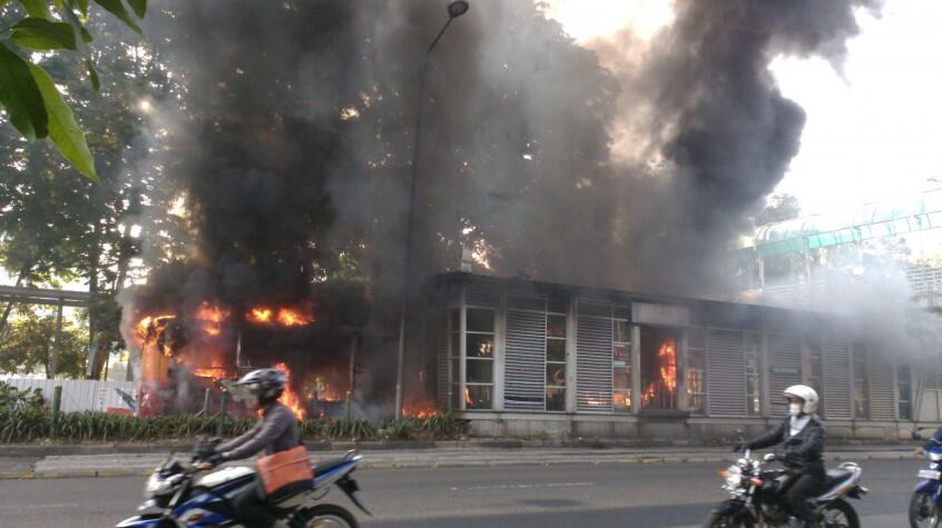 Transjakarta terbakar lagi gan pagi ini. yang harus di salahin siapa ?