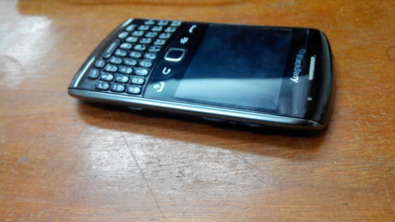 bb 9360 apollo black mulus 99% garansi cuma 1.1