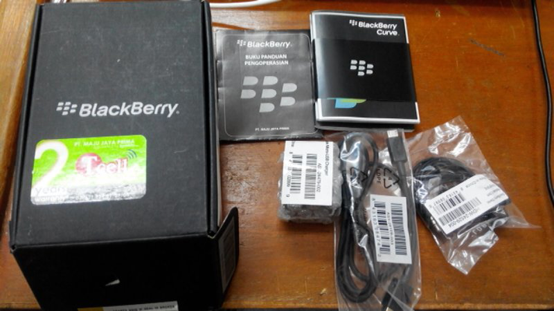 bb 9360 apollo black mulus 99% garansi cuma 1.1