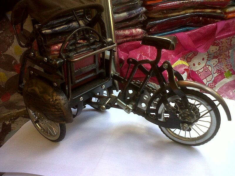 MINIATUR BECAK KHAS JOGJAKARTA