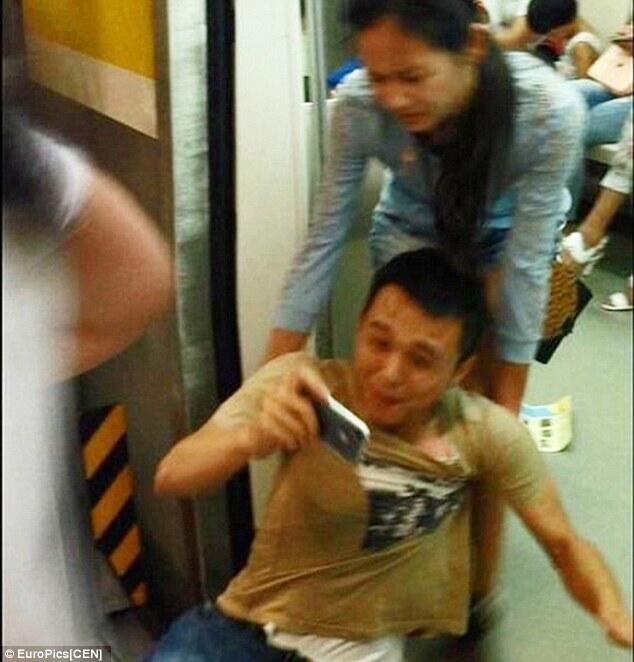 &#91;Pic&#93; Ngakak Gan, Wanita Ini Geret Pacarnya yang Ketagihan I-Phone Di Stasiun