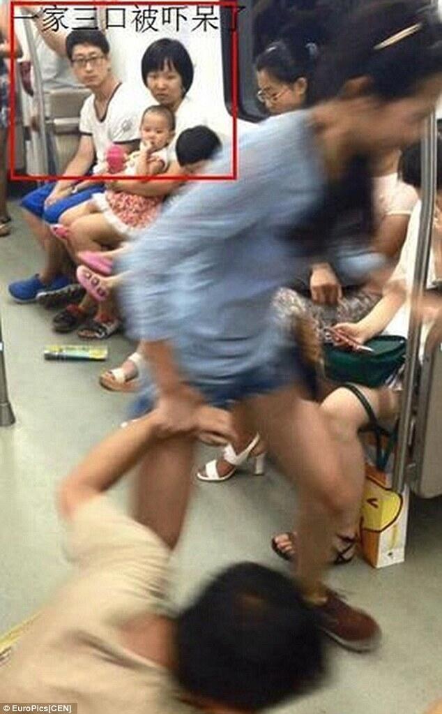 &#91;Pic&#93; Ngakak Gan, Wanita Ini Geret Pacarnya yang Ketagihan I-Phone Di Stasiun