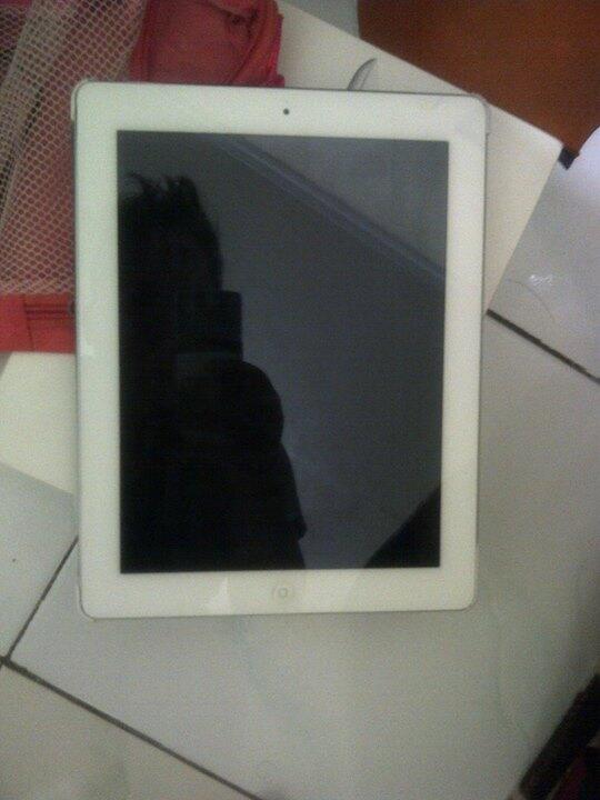 ipad 2 ,32 G < wifi + 3g ,white >