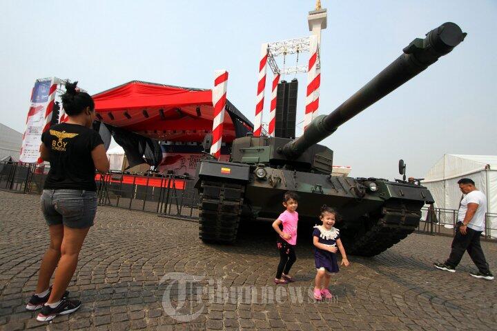 Kesempatan Langka Naik Tank Leopard dan Foto Panser Anoa di Monas 
