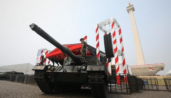 Kesempatan Langka Naik Tank Leopard dan Foto Panser Anoa di Monas 