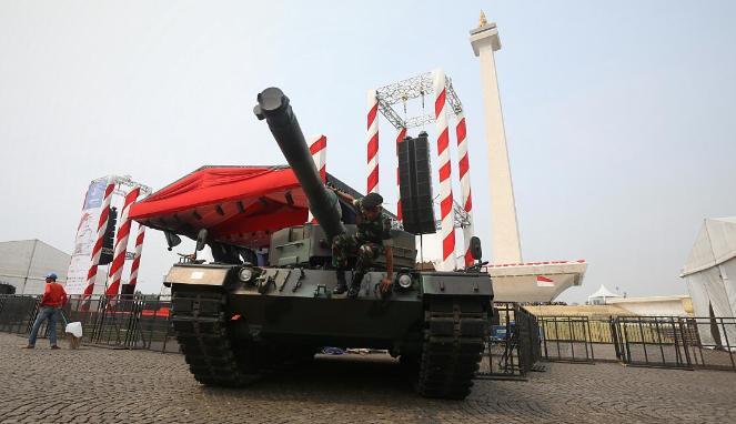 Kesempatan Langka Naik Tank Leopard dan Foto Panser Anoa di Monas 