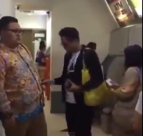 Orang GENDUT di Sangka Mesin ATM